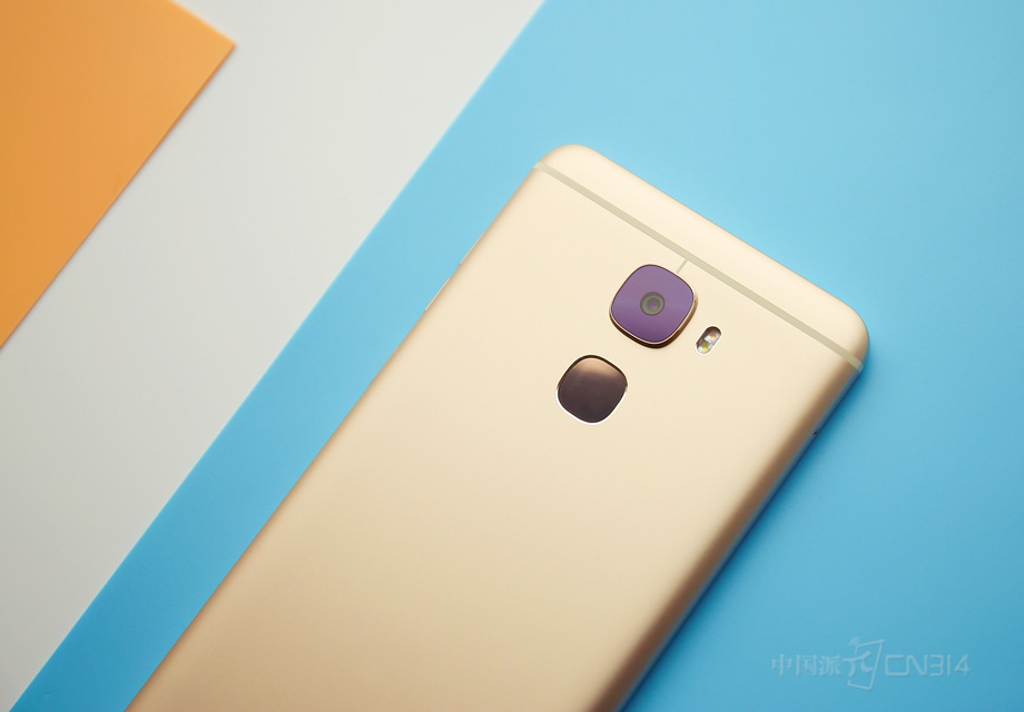 1600�����صĺ�������ͷ�䱸˫ɫ������ƣ�����ͷ�·��ľ���ָ��ʶ��ģ�����Ŵ�ҿ϶�����İ����