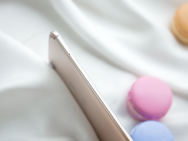 ������ȫ������Ʋ�ͬ���ǣ�vivo X20�Ļ��������˱���������ϸ�������������������������¡�