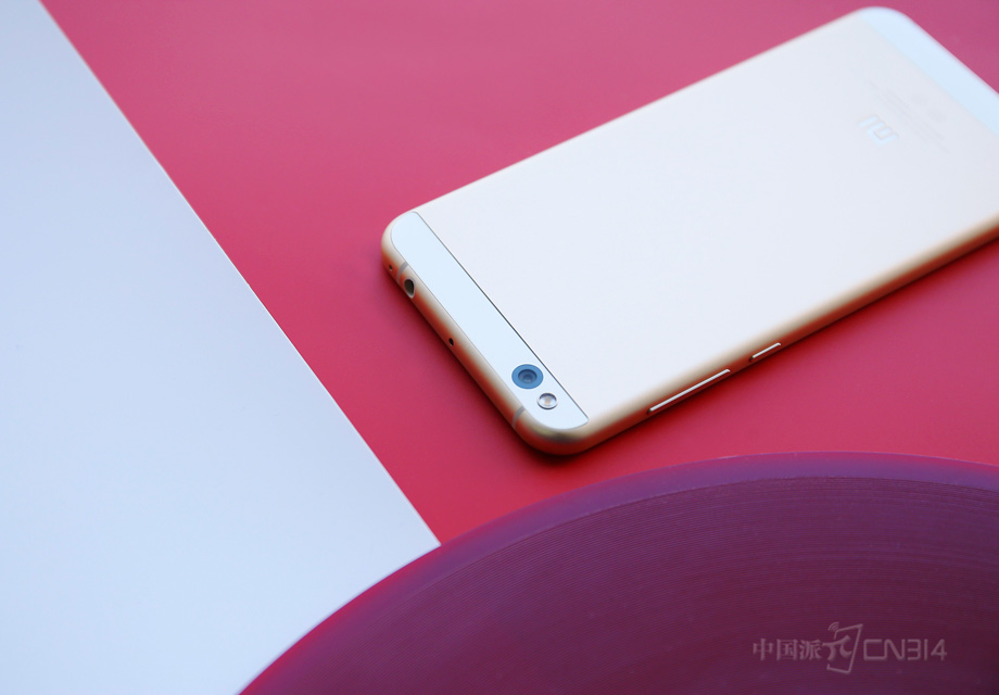 �û������߿��д�ͳ��3.5mm�����ӿںͽ�����ˣ��ǳ���ͳ����ơ�