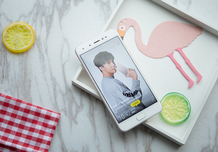 ����S10�����������ǰ��˫��+����˫�㣬���Ͼ��ǽ������ϴ�ͳ�����Ƕ������ġ��ڰ�ȫ���棬�û�ӵ��֧�������书�ܣ������Զ��ж���ά��İ�ȫ�ԣ������ֻ�Ǯ������ˢ;��ӵ��˽�ܿռ䡢Ӧ����������ʶ����ȹ��ܣ��ֻ���ʧ��Ҳ������˽й¶;İ�������ǡ�ɧ����Ϣ���صȹ��ܣ����¸���ɧ����Ϣ��թƭ�绰�����Կ��Է��֣�����S10��һ�λ�����ֵĲ�Ʒ�����������еİ�ȫ������Ȼ�ܲ����������û������ֵ�ͬʱ����������в��