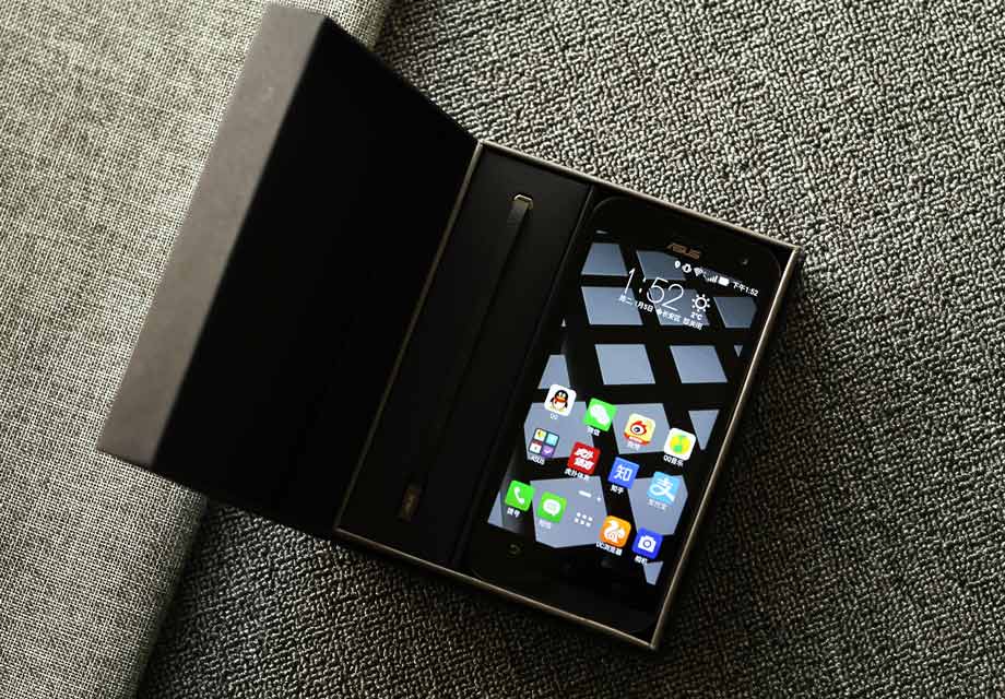 �򿪰�װ���Ǿ��ܿ���������������Ļ�˶ZenFone Zoom���Ա߻�����һö��Ƥ�ƹ��������Է�ֹ�����������ķ�����