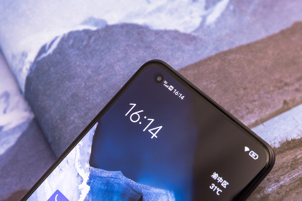 ȫ����ǰ������ͷ�����ϣ�iQOO 5�������������ڿ�����ƣ�����ֻ��һ�����ҿھ��ǳ���С������λ�ÿ����������Ӿ��Ϻ��������������������ɫϵ�ı�ֽ������ϸ���������ۿף�������˵��̫��Ӱ��������ܡ�