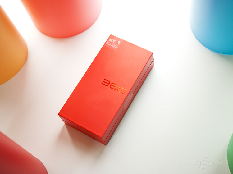 360�ֻ�N6�İ�װ������Ϊ��ɫ����Ϯ��360�ֻ���װ��һ��ķ�񣬺��ӵ����Ͻ��Ǹ�ͨ�����ı�ǩ�������в����̽��360 logo���ǳ�����Ŀ��