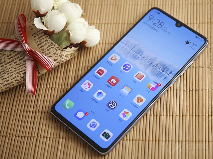 ��ΪP30 ϵ��ȫϵ�����ˮ������ƣ�����P30ʹ�õ���ֱ����ƣ���Ļ�ֱ���Ϊ2340*1080��֧��DCI-P3��ɫ�򡢳������ȹ��ܣ������û����ɫ����ʾ���ӷḻ��