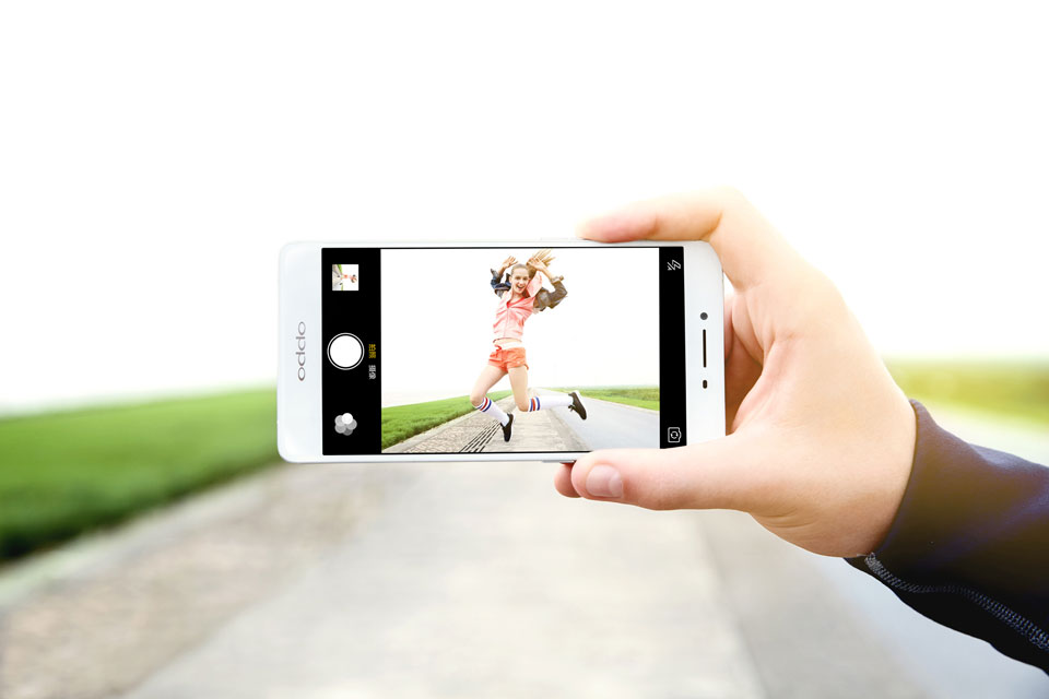 OPPO R7s���ö����з���ȫ�����ļ�����������PDAF��λ�Խ�����0.1s��������졢�ȡ�׼�����ɲ�׽��ת˲���ŵĻ��棬�ĳ�����Ƭ�� 