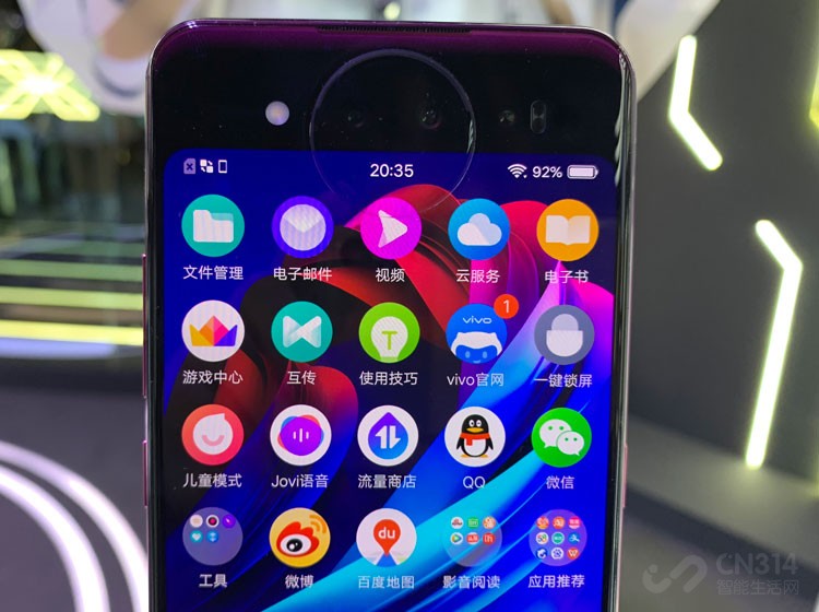 vivo NEX˫����ı�����һ��5.49Ӣ���OLED��Ļ���ֱ���1920x1080����ʾЧ��ͬ��ʮ�ָ�����