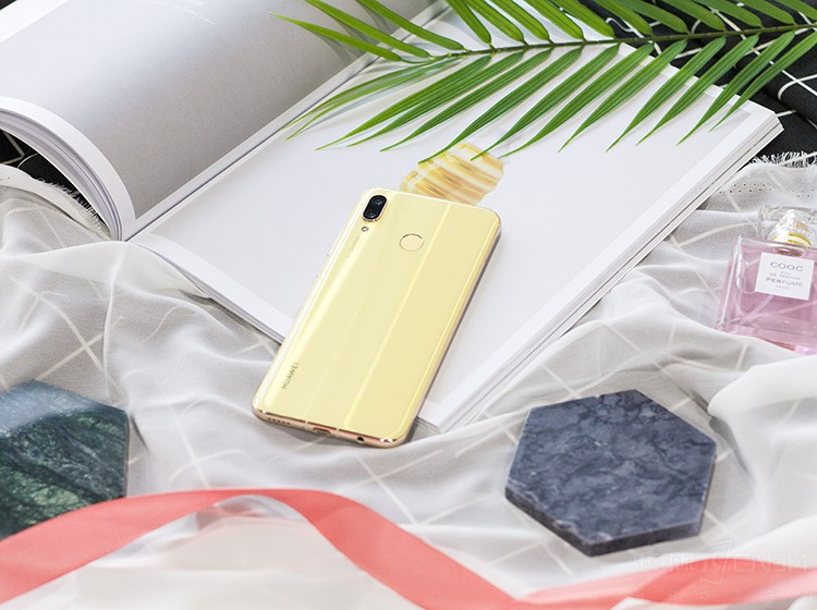 ���÷��棬��Ϊnova 3������Ŀǰ���������970 ����NPU����AI���ܷ������ŷǳ���ɫ�ı��֡�6GB�������ڴ�Ҳ����ȫ�������������ճ���ʹ�á����ۼ���6GB+128GB�汾2999Ԫ���ǳ�ֵ��ѡ����