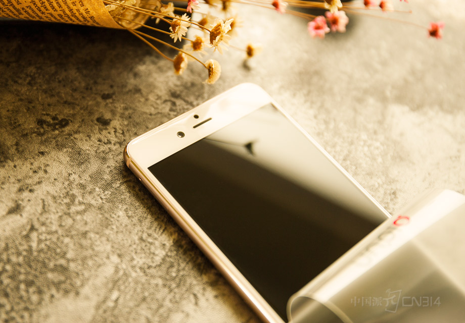 �ƿ���Ĥ��Ŭ����Z17mini��Բ����Ļ����ӳ������������������λ���Ƶ�����Ͳ���϶ˣ�ϸ�ڵĸı�������ֻ���ø����ഺ���У����Ҳ�������ϵ�ǰ����֮��������ʱ�ڰɣ�