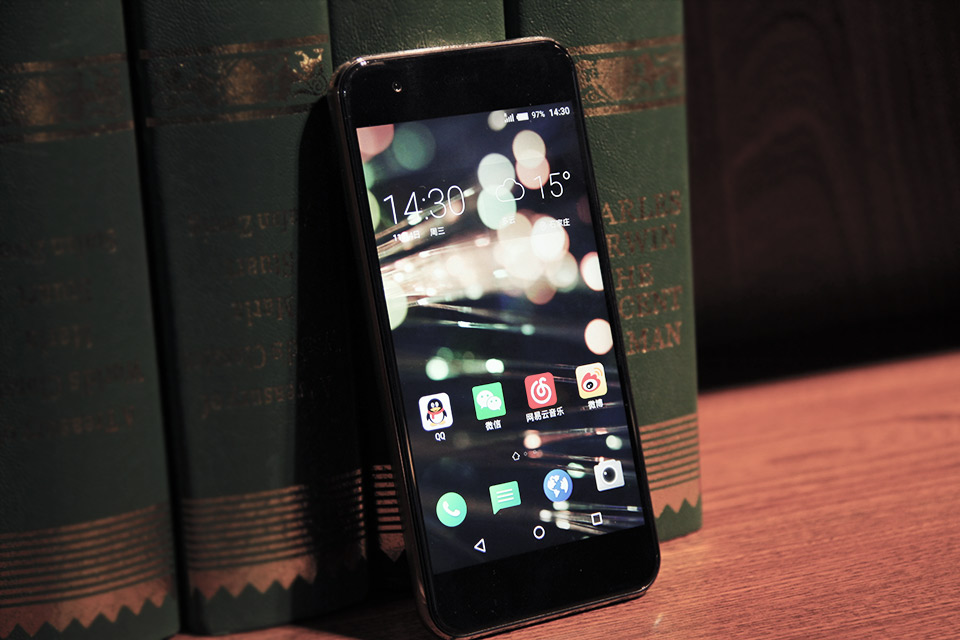 �¹����յ��Ͻ���Gigaset ME�ϵõ����൱�����֣������߿�������ֻ�ʱֻ�о�ϸ���ֿ������ݡ���һ���콢�ֻ��У������Լ������ʡ�