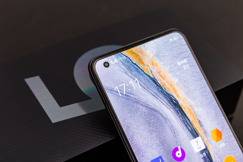 ȫǰͷϣiQOO 5˵ڿ׵ƣֱԼΪ5mmǳСλÿӾϺ̫ӰֻĻԡ