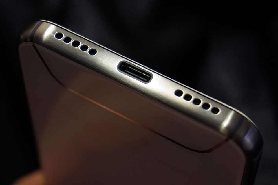 Gigaset����160������ʷ��Ʒ�ƣ������ڳ�Ϊ���������Ͽɵ�����Ʒ����������ۺϽ��������Ӧ�̡����Ƕ���ᵽ���¹�Ʒ�ʡ���һ˿�����ĵ¹�������һ����еĻ��򣬵͵�������ı����ڲ�Ʒÿһ��ϸ�ڡ������¹�Ʒ�ʡ����嵽Gigaset�ֻ�����˵�����ǡ�Ϊ��õ��û��������ơ���