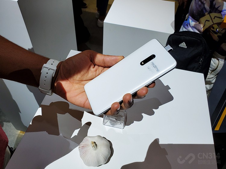 ����������Ӳ�����棬realme Xȫϵ����10nm�Ƴ̡����2.2Ghz��Ƶ������710��������ӵ��4GB+64GB�� 6GB+64GB��8GB+128GB�����汾���������3765����ʱ���߱�VOOC 3.0���似����20W��䣬�ۺ���˵�����ǹ��õġ�