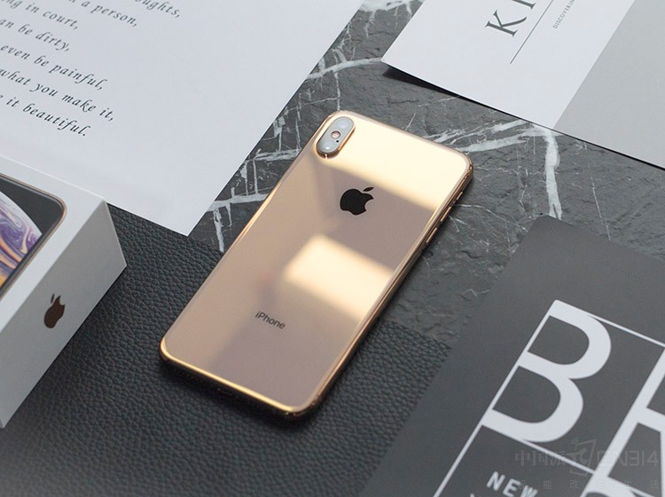 �����˵һ�´�Ҷ�������ļ۸�64GB��9599Ԫ��256GB��10999Ԫ��512GB��12799Ԫ������������ļ۸�iPhone XS Maxֵ�ù�����