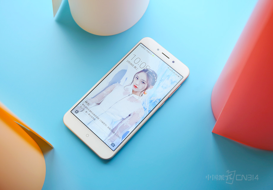 ��Ļ���棬360�ֻ�N5������һ��5.5Ӣ��������Ļ��֧���Զ���̬�Աȶȵ��ڡ����⻤�ۣ����˵Ĺ۸л��Ƿǳ������ġ���Ļ�·��ǳ���İ�׿�������������Ҳ�ֱ�Ϊ�����л����ͷ��ؼ�����������û����������ϵ����ѡ�