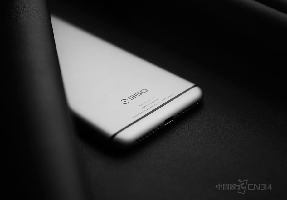 �����MicroUSB�ӿڣ��ӿ�λ���ֻ��ײ������������ɲ��öԳ�ʽ��ơ�