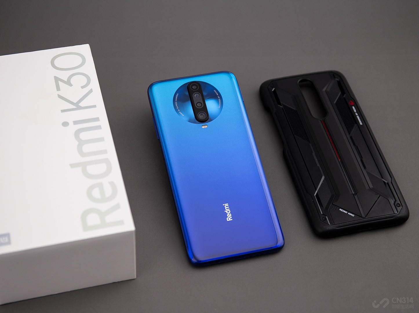 �ֻ�Ӳ�������ϣ�K30 4G������һ������730G����������Ƶ���Ϊ2.2GHz��GPU��ΪAdreno 618������4500mAh�Ĵ�������أ������������ǣ�û���ʱ��Ҳ����ͨ��27W�Ŀ����ٲ��������