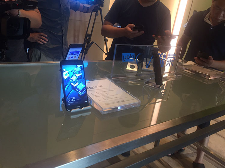 ��ҫV9 play����3000mAh���ܶȵ�أ������ҫȫ�µ�ʡ�缼��������ʵ�ֳ���׷��13��Сʱ��������60��Сʱ�����㾡���ഺ���ֵĿ�С�