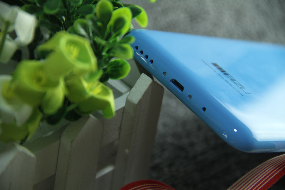 �ײ���������ֱ�Ϊ��˷�����������м�λ����Micro USB���ݽӿ�