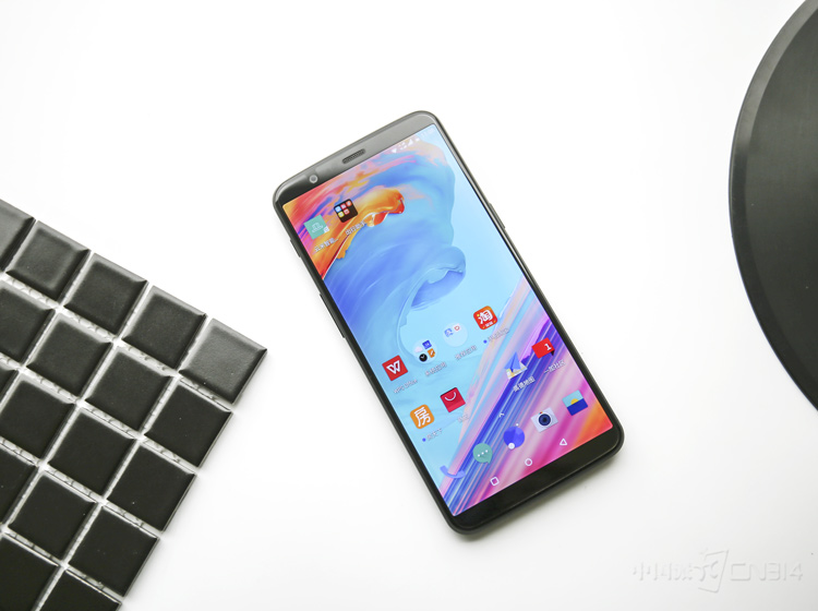 һ��5T������Ϊһ��ֱ���Ϊ2160x1080���طֱ��ʵ�6.01Ӣ��AMOLED��Ļ��ɫ�����������������������������Ļ�����Զ����ڶԱȶȵȲ�������ʹǿ�ҵ���������Ȼ�������ɼ���