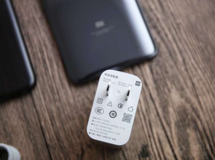 �ڴ洢���棬�û�6GB+128GB��8GB+128GB�����汾Ҳ�㹻���죬���������ʼ��ӵ�����������û����飻ͬʱ�������Ϊ3300����ʱ������ֵ�������׵���������Ҳӵ��27W�߹��ʣ������û���֧�ָߴ�20W�����߳�磬���Ѿ��Ȳ���ͬ���ֻ��ĳ������Ҫ���ˡ�