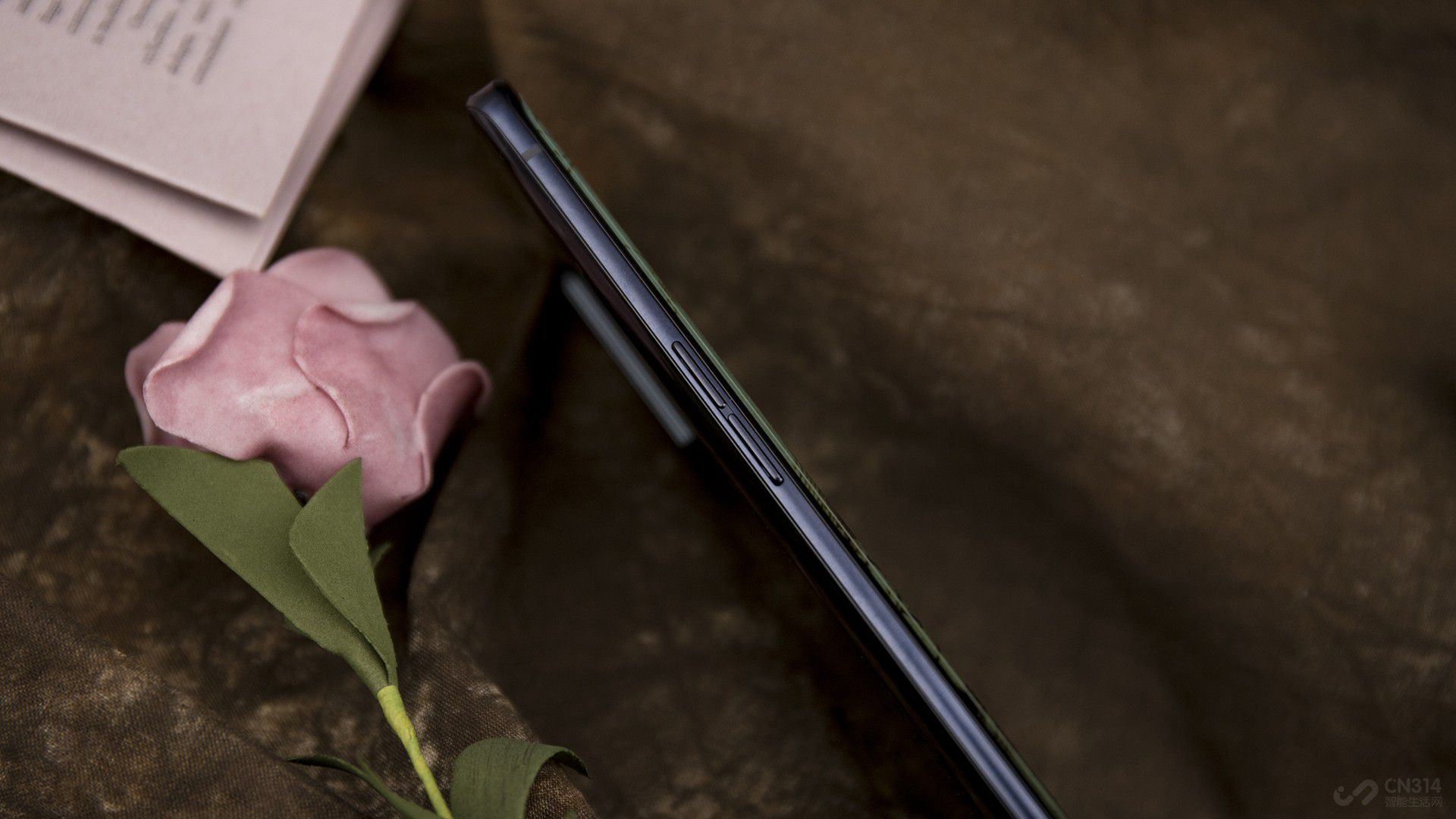 ��ֵ��һ���������ָ��ʶ��ģ�飬������˳��������Ļָ�ƣ�ָ��ģ��ĺ�ȴ� 3mm ��������0.59mm����С�� 70%���𿴺����С�˵���Чʶ�����ȴһ��Ҳû����ˮ���� 49 ƽ������������ 54 ƽ�����ף���Ҳ��OPPO Reno3 Pro������7.7mm��Ȼ������ؾ�֮һ��