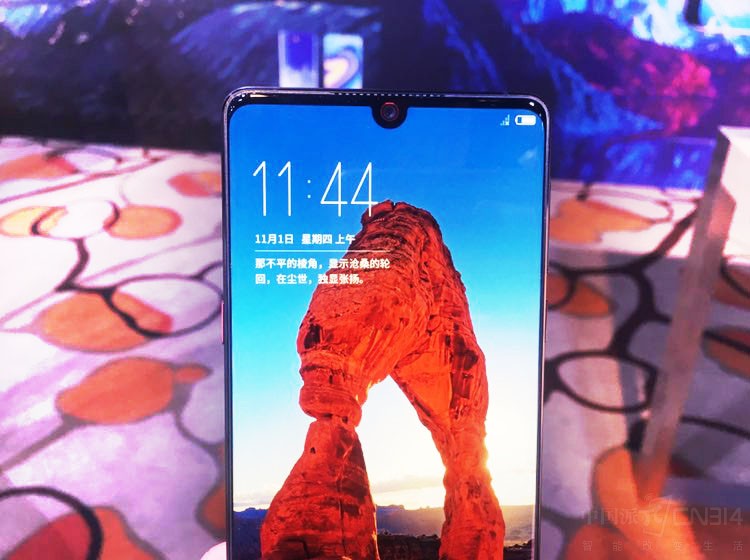 ��Ļ�������м�λ�÷�����ǰ���������Ͳ��Ԫ����Ϊ��������ˮ�Ρ����ֵ������Ŭ����Z18������һ��0.3mmС�ߴ����Ͳ��������������Ҳ��һ����խ��