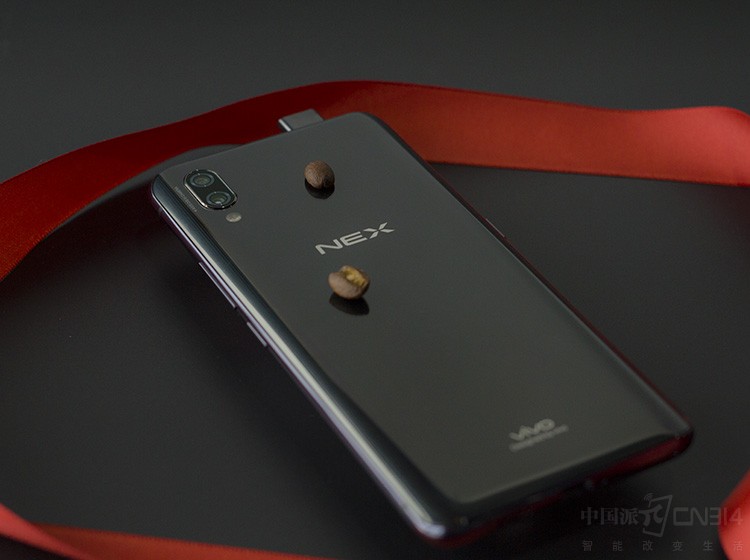 ��Ϊһ��������������ֻ���NEX�ļ۸�Ҳȷʵˢ����vivo�ҵļ�¼�����Ҳ��Ҫ3898Ԫ���콢������Ǹߴ�4498Ԫ�������Ѿ�������������ƻ��iPhone�������ǣ�ϵ���ˡ���������Ҳ�ǣ��ڿƼ������ǰ׸��ģ���Ȼ���˴�ʱ���콢�����ţ��۸�Ҳ��ˮ�Ǵ��ߣ������ɷ��ϵ���vivo NEXȷʵ��һ��ǳ���ɫ���콢����