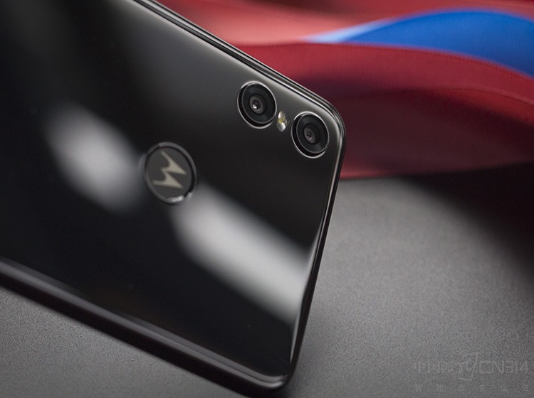 ���շ��棬motorola p30 play����1300�����AI˫�㣬����f/2.0���Ȧ���ศ��ɣ���׽���á�ǰ�������䱸800����������ģʽ������AI�ǻ������㷨�������û����е����������Զ��������ա�