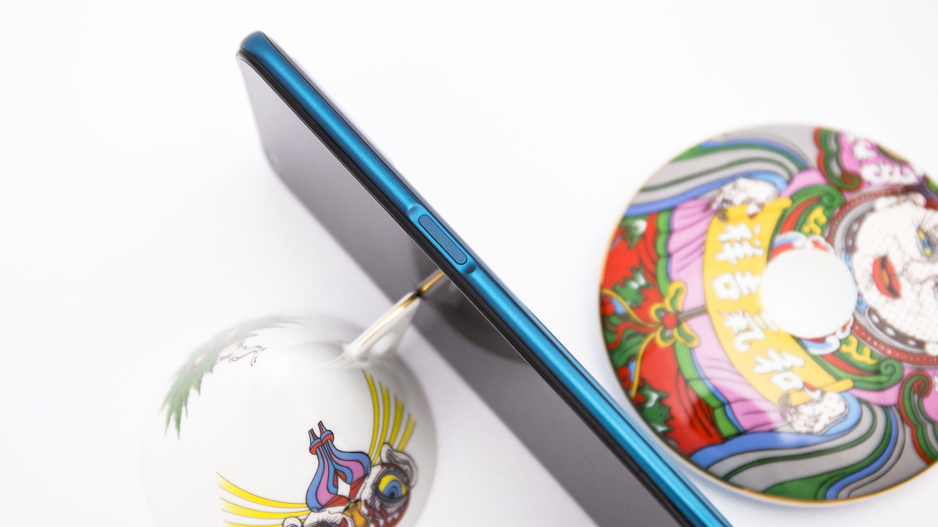 ��2019�꣬�ܶ��˲���5G�ֻ�����Ҫԭ�������5G�ֻ�̫���ˣ�realme��˫ģ5G�ֻ��ļ۸�ѹ��2000Ԫ���ڿ���˵��󽵵���5G�ֻ��������ż����ؼ��ֻ�����Ҳ��û�в۵�ģ���䡢���ܡ���Ӱ����۵ȶ�ʹ�õ�������Ӳ����realme��ʾ�����꽫ʵ���й��г�ȫ��5G�������ŵ��콢ȫϵ����5G����Ϊ5G�ռ��ߣ�����X50Ҳֻ��realme�������5Gս���ĵ�һǹ��