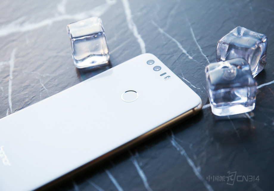 ��ҫ8���úڰ�+��ɫ˫1200�����غ���ƽ�о�ͷ���,��ɫ��ͷ��׽������ɫ�ʣ��ڰ׾�ͷ����ϸ�ڣ������˫�㼼������ǿ��Ӳ�������վ�����ô�򵥡�