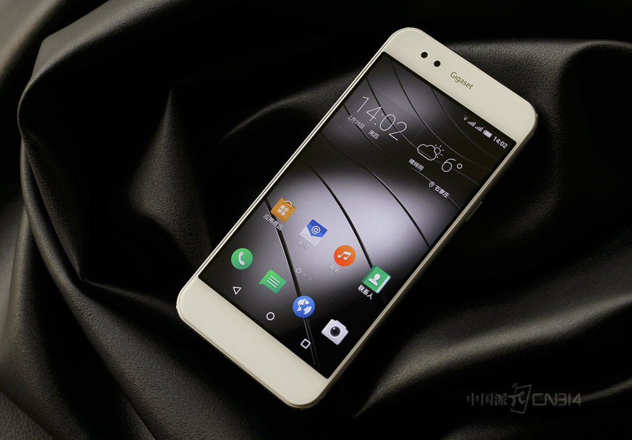 �����ǰ����λ�ϴ����˵��Gigaset���ME pure��С�Ļ����Լ��Բ�߻��ȵĴ�ĥ���������Եø���Բ��