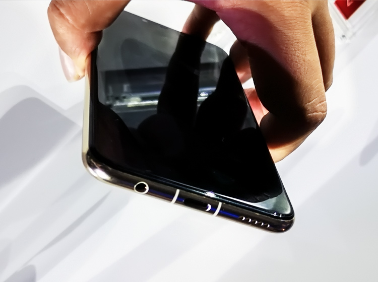 ���˵�������������â7��ӵ�г��Type-C�ӿڣ��Լ�3.5mm�����ڣ��൱���ġ��ֻ��䱸��һ��3750����ʱ�Ĵ�������أ��ɸ�֡�Լ�5Сʱ��