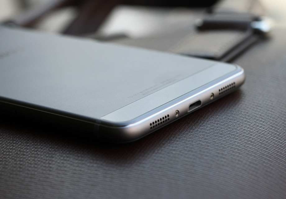 �ײ��м�ΪMicro-USB�ӿڣ����Ϊ���������Ҳ�Ϊ��˷磬�м����������̶�����ö�ݶ��������ʮ�ֶԳơ�