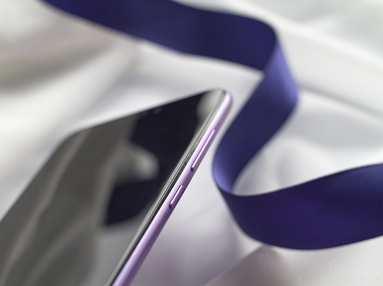 ��ҫ����8C��ӵ��6.26Ӣ�磬19:9����������ȫ��������ռ��86.6%���Ӿ�Ч�����ڡ�