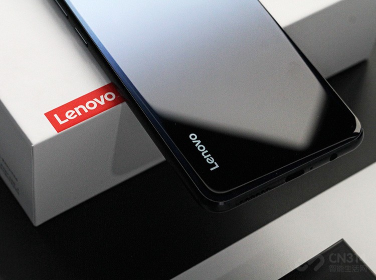 �����������ò������ʵ���壬ʹ��ȫϢ����ʺ��Ĥ���մ�ĥ�������ǰ���ⲿ��ҹ�Ұ汾Ҳ���ֳ��˽���ɫ�ʣ��ɵײ��ĺ�ɫ��������ϲ�������ɫʵ�ֹ��ɣ���������ɫ����Ч������������ԡ�