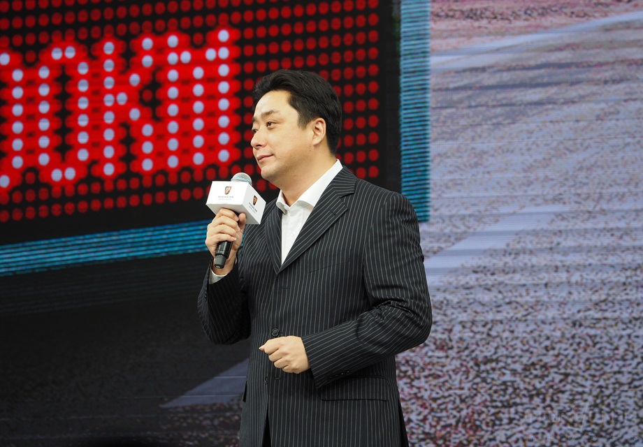 ������ȴԴ��һ���ľ�Ϸ���Եĸ��棺����֣�ݵ�һλ���������Ÿ���14�������i6ʻ��������ӣ�ͻȻ֮��ε�һ����