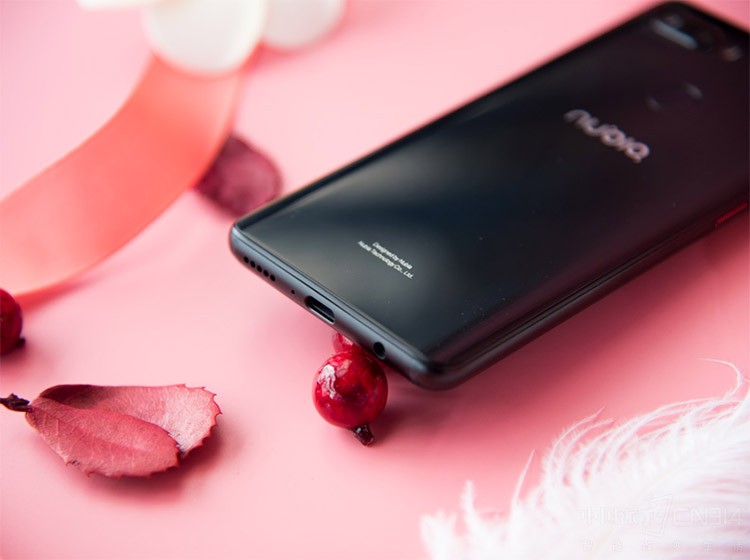 简约却不显简单 努比亚Z18mini耀钻黑图赏