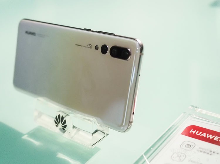 ���⣬��ΪP20 Pro��������3����ѧ�佹��ͷ���������佹���������֧��5������佹������ӵ��4DԤ��׷���������Խ���Ѹ�٣�֧��960֡����������Ƶ���㡣