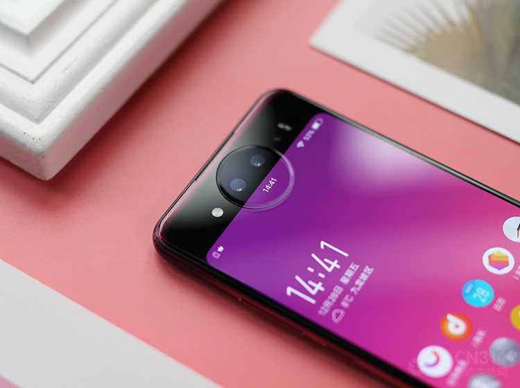 ����Ļ����������NEX˫�����������һ��6.39Ӣ�����ȫ��������ͳ�ֻ��ϵ�������ˮ������ǰ������ͷ��û�г�������Ļ�ϣ�������͸���ռ�ȣ������Ӿ�Ч��Ҳ�൱�𺳡������涥���ġ�Բ��������ͷλ��Ӧ������ƺ���Ȥ�ˣ�֮ǰ��û�м����ļ�Ʒ������˵�����ͷ��Χ��ơ�