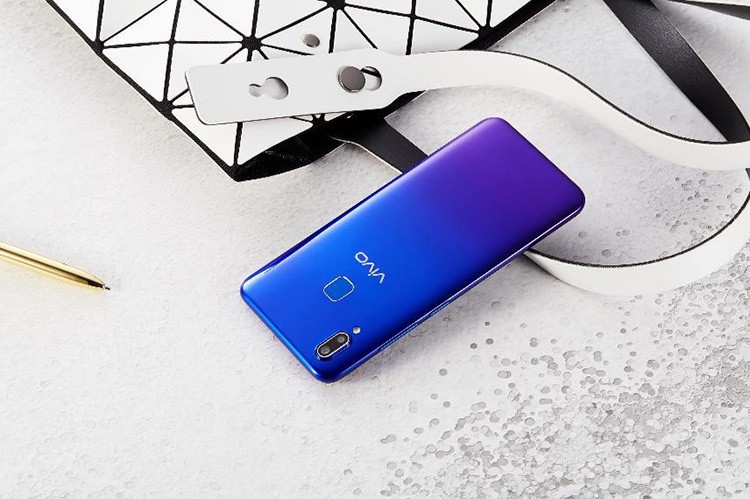 ���ڲ�ƷƷ�ʣ�vivoһֱ�����Ͽ���Ҫ����һ����U1�ϵõ���ɫ���֡�vivoʼ�ռ�������Բ����Ӷ���֤��U1ӵ�г��ڵ�Ʒ�ʡ����⣬vivo������ȫ��700+�������ĺ�400+����վ��������������û��ĺ��֮�ǡ�ֵ��ע����ǣ�vivo U1������͵ı���Ĥ�������ǵ�������û���ǩ��30���ڣ�����ַ���Ϊ���������⣬��ƾ���ϼ�ⵥ��ϵ�ͷ����и�����