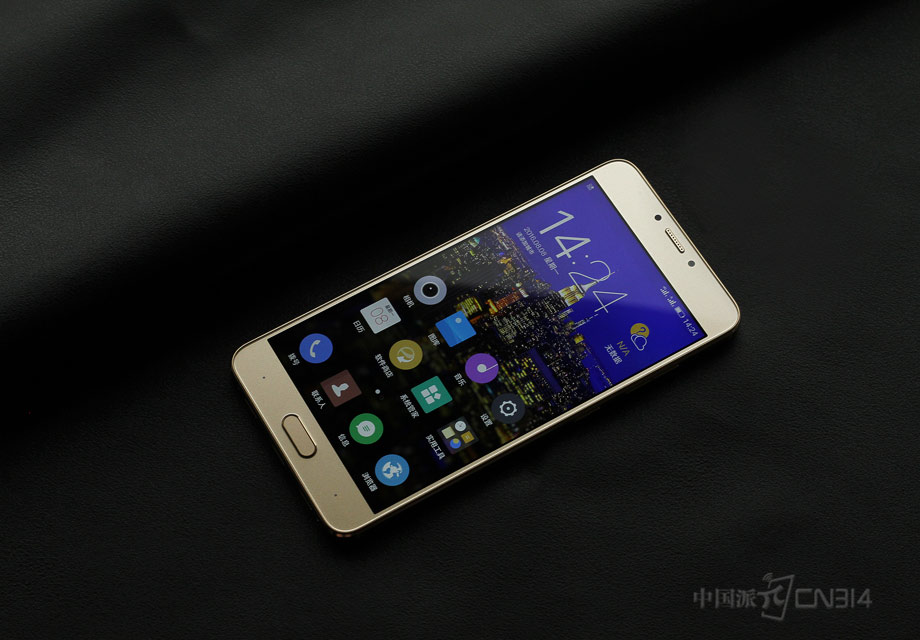 ����S6 Pro������5.5Ӣ����Ļ��������������������ɫ���ǶԳ�ʽ��ƣ������Ĵ�����������ͷ����������Ͳ���࣬�·�����ԲHome��ʱ�д󷽡������������ǽ�����amigo OS������Android6.0���ƣ�����Լ���¡�