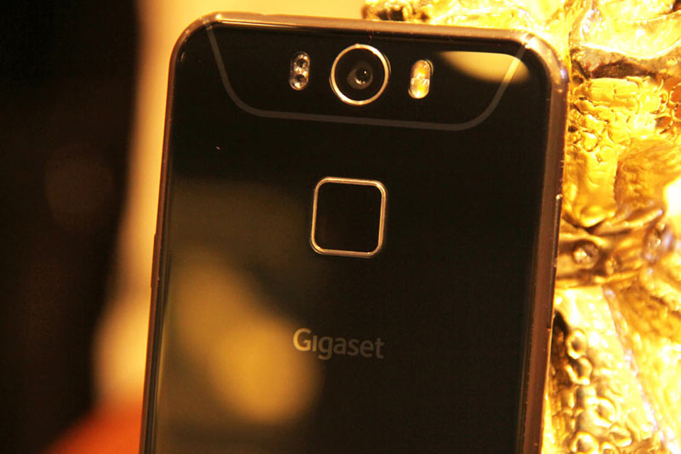 �������һ��������ͷ���⻹������ָ��ʶ��ģ�飬λ������ͷ�·���