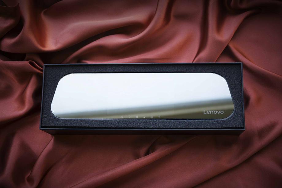 ���浽��������ĵ�ʱ�̣���������С��һ�𡰿���������ɣ��ƿ���У�����ӳ�������ľ����г���¼������⻬�ľ��棬�ޱ߿�����Լ��߹⾵�治�������˳�����ֵ��ͬʱ������˾����ñ�ԭ�����Ӿ����ӿ���Ŀ������������ͨ�г���¼�����Ƹ�Ϊ���ԡ�