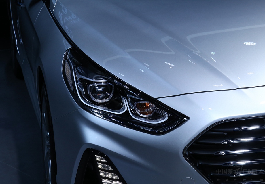 ��ͷ�ײ���LED�ռ��г�����ԭ�ȵĺ���ʽ��Ϊ������ʽ��ơ�