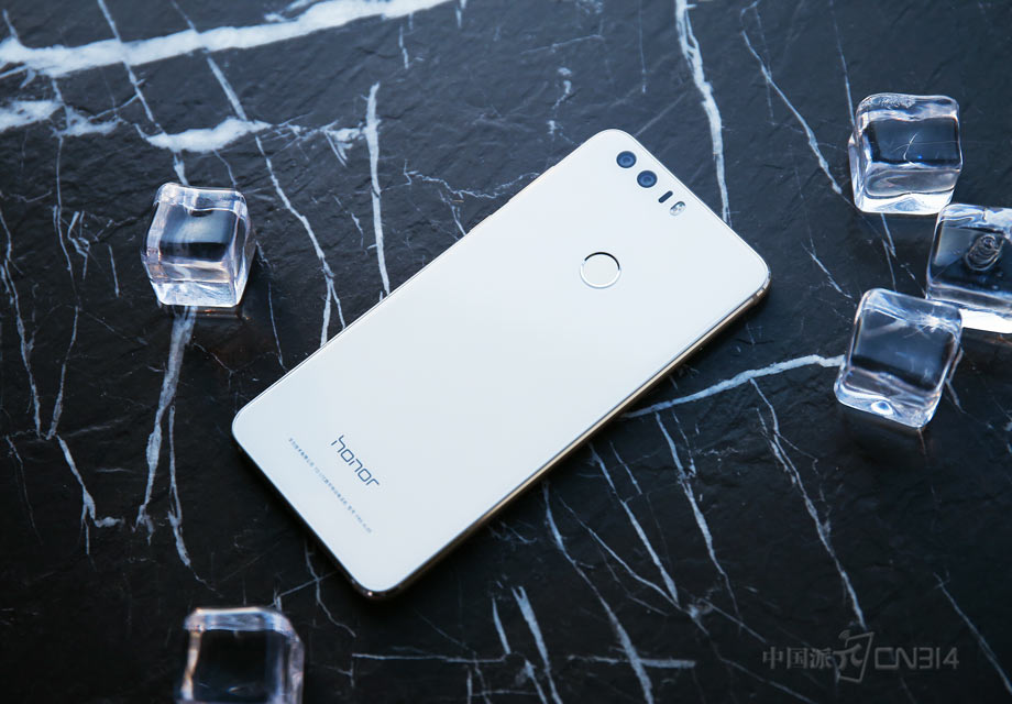 ������ҫ6 Plus�������Ǿͼ�ʶ��˫�沣��֮����������ҫ8�ٶ�������������15�㹤�գ�������ī˿ӡ�㡢����ѧ��Ĥ��3D��̲㡢��դ��������㡢OCA��ѧ����AR��ѧ��͸�㡢2.5D������AFָ���ײ���Ϳ��ȣ�������̷��ڼ���Ӿ���ѧ��