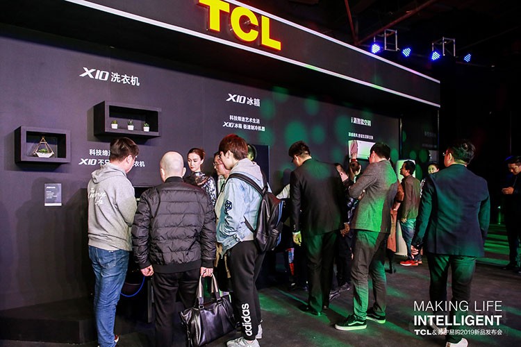 �����ٷ������ֳ��ļα����ý�巴������Щ�����ն���Ʒ�������������ܵ��ˡ�TCLȫ����AI���������������ǻ������Ʒ�������������ܻ���ȫʱ�ε�δ�����飬���ֳ���Ϊ�����ܼҾӲ�Ʒ�ġ������ֲ��ֳ��������ܺ�����