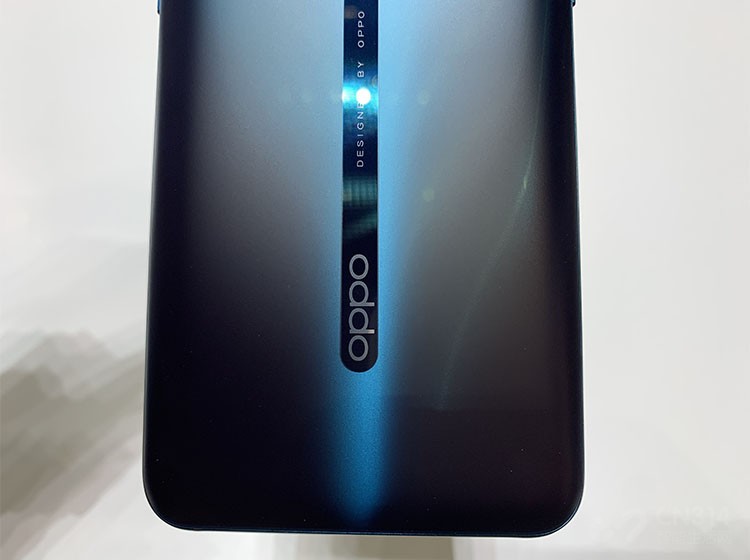 OPPO Reno������һ����������3D�������ıߵĴ󻡶������Ʒǳ����������ȫ�����⽥�乤�գ�ͨ�����������ά����ɫ���ý���Ч�����в�θС�