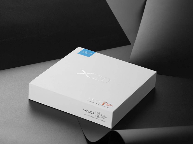 9��21������vivo��ʽ�ڱ�����ӹ�ؾٰ�vivo���Ƿ����ᡣ�ڻ��Ϸ�����vivo��һ��Xϵ�����콢����vivo X20ȫ�����ֻ�����Ϊvivo�Ƴ��ĵ�һ��ȫ������Ʒ��������Ҫ�Ƴ�ȫ������Ʒ֮�տ�ʼ���������ڶ������ߵ�Ŀ�⡣����������vivo X20ȫ����ֻ���ͼ�ͣ�����һ�����ȫ������Ʒ�����������װ������vivoһ���Լ�ķ�񣬲��ð�ɫΪ��ɫ����������ӡ��X20�����������װ���Ǿ��кܸ߱�ʶ�ȵġ�