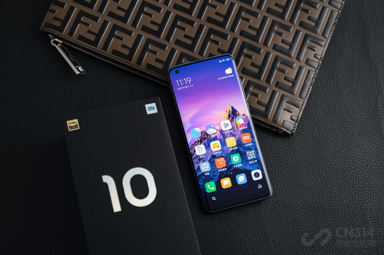 ��۷��棬С��10 Pro������һ��6.67Ӣ��˫������ȫ������ǰ������ͷλ����Ļ�����Ͻǡ����AMOLED��Ļ�������ǣ�����С������Ļɫ�ʷ���Ҳ�����˼�Ϊ��׼�ĵ�У��