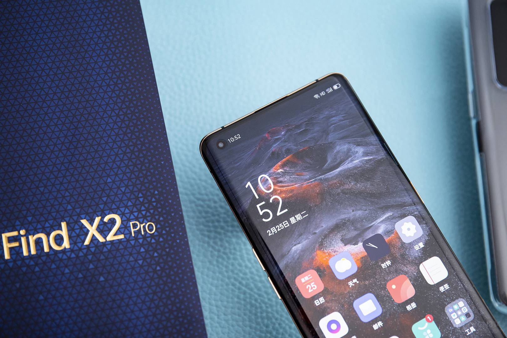 ��Ȼ��������Ļ����󿴵㲻���ڴˣ�����������һ�洴����DisplayMate�����¼�Ķ�����Ļ��120Hzˢ���ʡ���ֵ����1200nits��HDR��Ƶ������ǿ��ȫ�ֻ�����֤�Լ������⡢HDR+����̬��֡������ɫ����Ӧ�Լ�10bitɫ���Ŀǰ�������콢�ֻ��ϼ�������һ�ҡ�